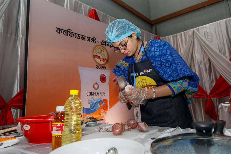 চট্টগ্রামে পাক্কা রাঁধুনি প্রতিযোগিতার প্রথম আসরে রান্নায় ব্যস্ত এক প্রতিযোগী