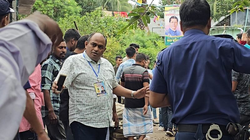 সাংবাদিককে অবরুদ্ধ করে মারধর করেন এক প্রার্থীর কর্মী–সমর্থকেরা। আজ বুধবার সকালে মুন্সিগঞ্জের গজারিয়া উপজেলার ভবানীপুর সরকারি প্রাথমিক বিদ্যালয় কেন্দ্রের বাইরে