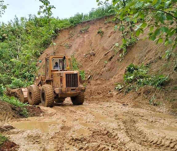 বাঘাইছড়ি উপজেলার রূপকারী ইউনিয়নে মারিশ্যা-দীঘিনালা সড়কের আট কিলো এলাকায় সড়কে ধসে পড়া মাটি সরানোর কাজ চলছে