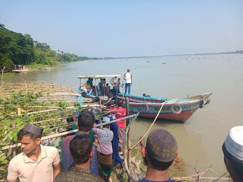 নিখোঁজ বর আরিফ খানের সন্ধানে উদ্ধার অভিযান চালায় ফায়ার সার্ভিসের ডুবুরি দল। গতকাল শুক্রবার বিকেলে বরিশালের উজিরপুর উপজেলার বড়াকোঠা ইউনিয়নের গাববাড়ি গ্রামে সন্ধ্যা নদীতে। ছবি: সংগৃহীত