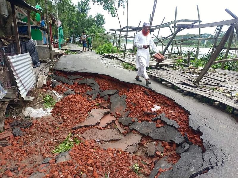 পটুয়াখালীর মির্জাগঞ্জে ঘূর্ণিঝড় রিমালের প্রভাবে সড়কের ব্যাপক ক্ষয়ক্ষতি হয়েছে। আজ মঙ্গলবার সকালে উপজেলার মির্জাগঞ্জ ইউনিয়নের মির্জাগঞ্জ মাজার এলাকায়