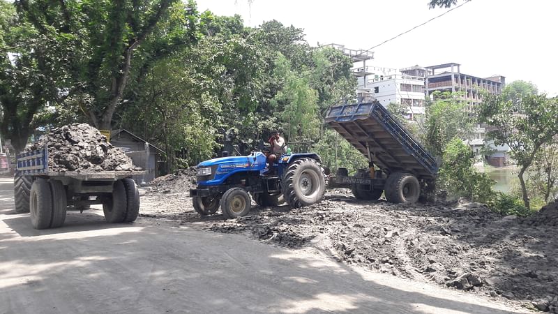 প্রশাসনের নিষেধাজ্ঞা অমান্য করে আঞ্চলিক সড়ক দিয়ে দেদার চলছে মাটিবাহী ট্রাক্টর। গত বুধবার বাগমারার ভবানীগঞ্জ কলেজ সড়কে