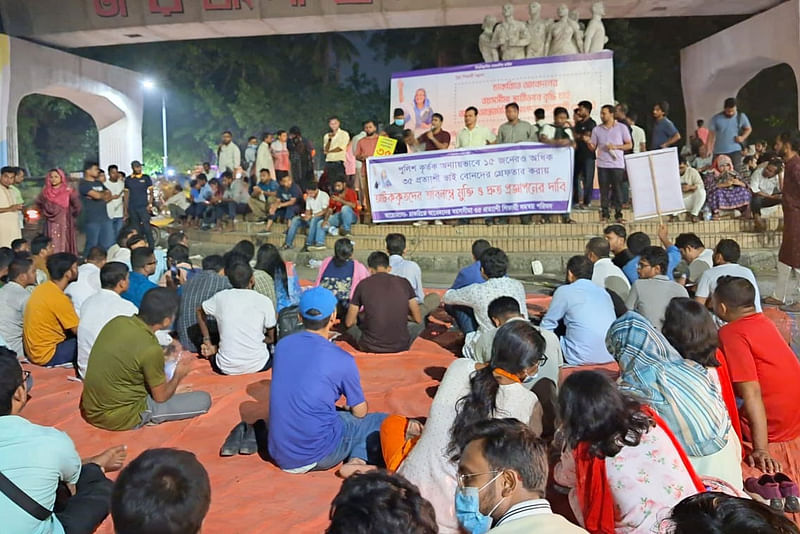 আটক ১৫ জনকে ছেড়ে দেওয়ার দাবিতে রাজু ভাস্কর্যের সামনে রাত আটটার দিকে অবস্থান নিয়ে বিক্ষোভ করছেন আন্দোলনকারীরা। ঢাকা বিশ্ববিদ্যালয়, ১১ মে