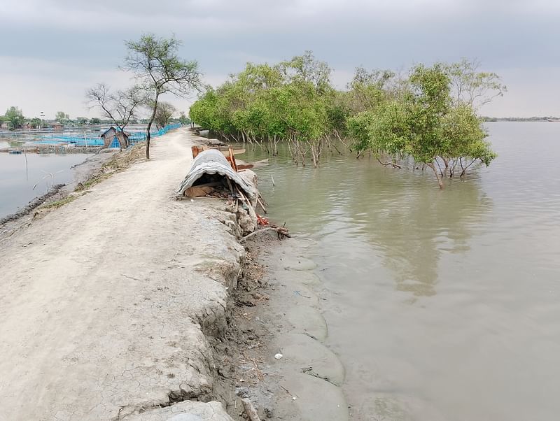 বেড়িবাঁধ ধসে সরু হয়ে যাওয়ায় নদের পানি বেড়ে লোকালয় প্লাবিত হওয়ার আশঙ্কা করছেন স্থানীয় বাসিন্দারা। গত সোমবার কয়রার মদিনাবাদ লঞ্চঘাট এলাকায়