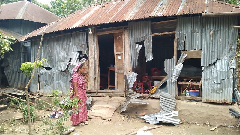 ফেসবুক স্ট্যাটাসের মাধ্যমে ধর্মীয় অনুভূতিতে আঘাত দেওয়ার অভিযোগ তুলে রাজবাড়ীর বালিয়াকান্দি উপজেলার মাশালিয়া গ্রামের বেশ কয়েকটি বাড়িতে হামলা–ভাঙচুর করা হয়