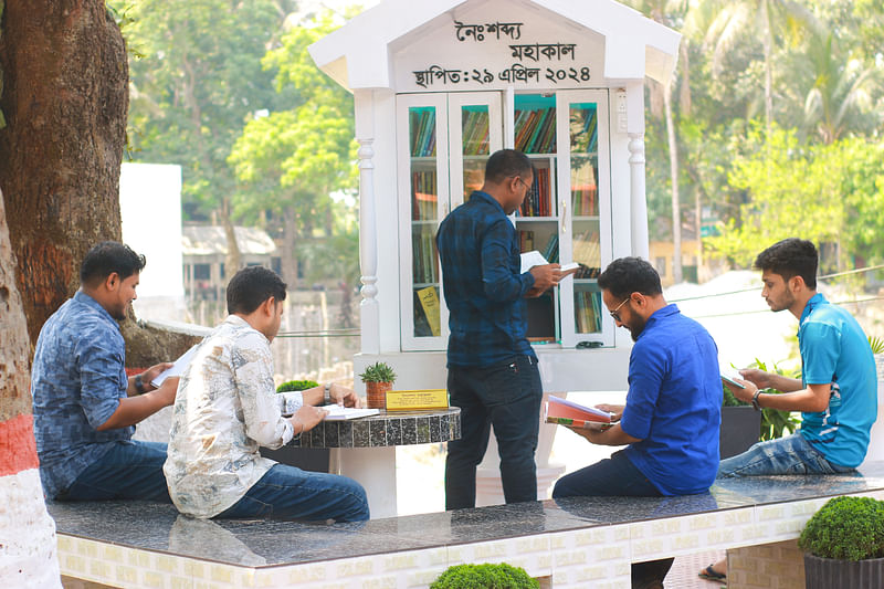 কবিগুরুর কথার সঙ্গে মিল রয়েছে নৈঃশব্দ্য মহাকালের; এখানে বয়সের কোনো বাছবিচার নেই, গরিব-ধনীর ব্যবধান নেই, নেই শ্রমিক-কর্মকর্তার ব্যবধান।