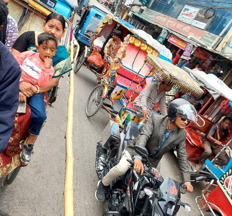 রংপুর সিটি করপোরেশনের ব্যস্ততম সুপার মার্কেট এলাকায় সড়কবিভাজক তৈরি করা হয়েছে বাঁশ দিয়ে