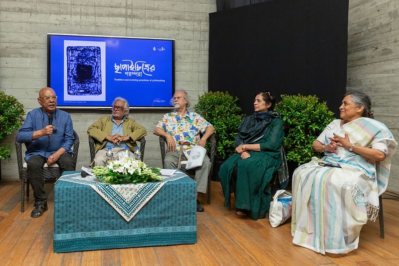 ‘ছাপাইচিত্রের পরম্পরা’ প্রদর্শনীর উদ্বোধনীতে বিশিষ্টজনেরা। আজ শনিবার রাজধানীর ধানমন্ডিতে বেঙ্গল শিল্পালয়ে