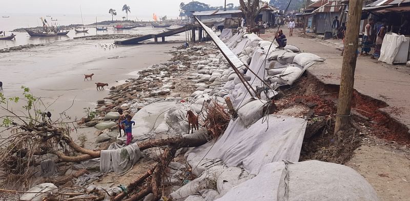 জলোচ্ছ্বাস ও উচ্চ জোয়ারে ভোলায় ১৩ কিলোমিটার এলাকার বাঁধের ক্ষতি হয়েছে। আজ মঙ্গলবার দৌলতখান উপজেলায় তোলা