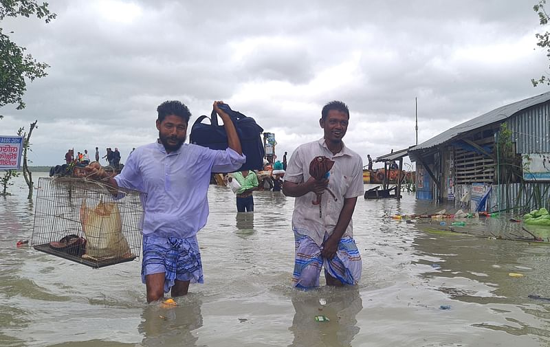 চরাঞ্চল প্লাবিত হওয়ায় বিপাকে মানুষ। বরইতলা, বরগুনা