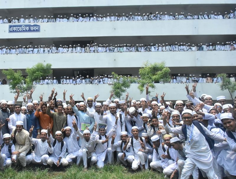 দাখিল পরীক্ষার ফল প্রকাশের পর তামিরুল মিল্লাত কামিল মাদরাসার শিক্ষার্থীদের উচ্ছ্বাস। টঙ্গী, ১২ মে