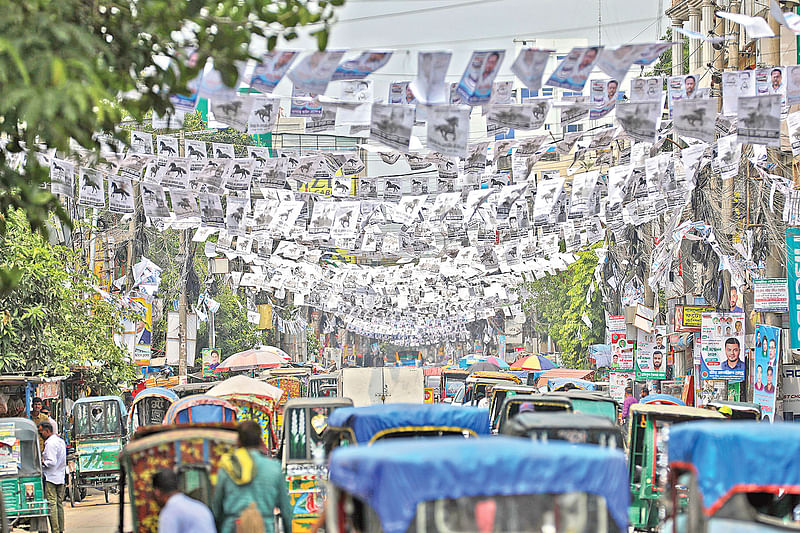 তৃতীয় ধাপের উপজেলা পরিষদ নির্বাচন অনুষ্ঠিত হবে সদরসহ পাবনার আরও দুটি উপজেলায়। শেষ সময়ে প্রার্থীদের জমজমাট প্রচারণায় সরগরম চারপাশ। বিভিন্ন প্রার্থীর পোস্টারে ছেয়ে গেছে শহরের প্রধান সড়ক। গতকাল পাবনার আবদুল হামিদ সড়কে