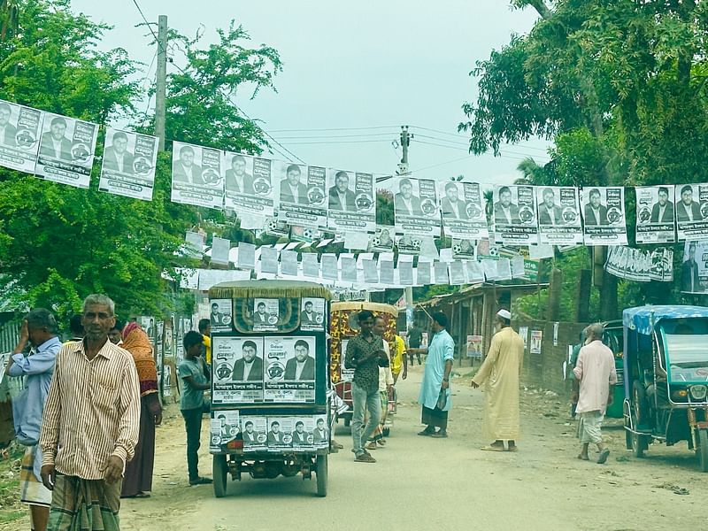 কেন্দ্রের বাইরে ভোটারদের উপস্থিতি। কক্সবাজারের পেকুয়া উপজেলার বারবাকিয়া হোসনে আরা বালিকা উচ্চ বিদ্যালয় কেন্দ্রের বাইরে