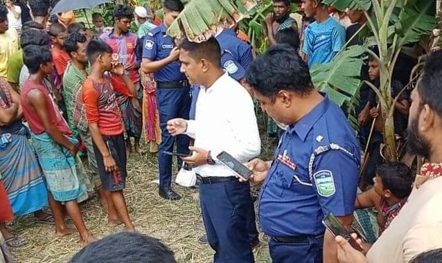 ময়মনসিংহের ত্রিশাল উপজেলার একটি ঝোপ থেকে মাটিচাপা দেওয়া তিনটি লাশ উদ্ধার করেছে পুলিশ। মঙ্গলবার বিকেলে উপজেলার কাকচর গ্রামে