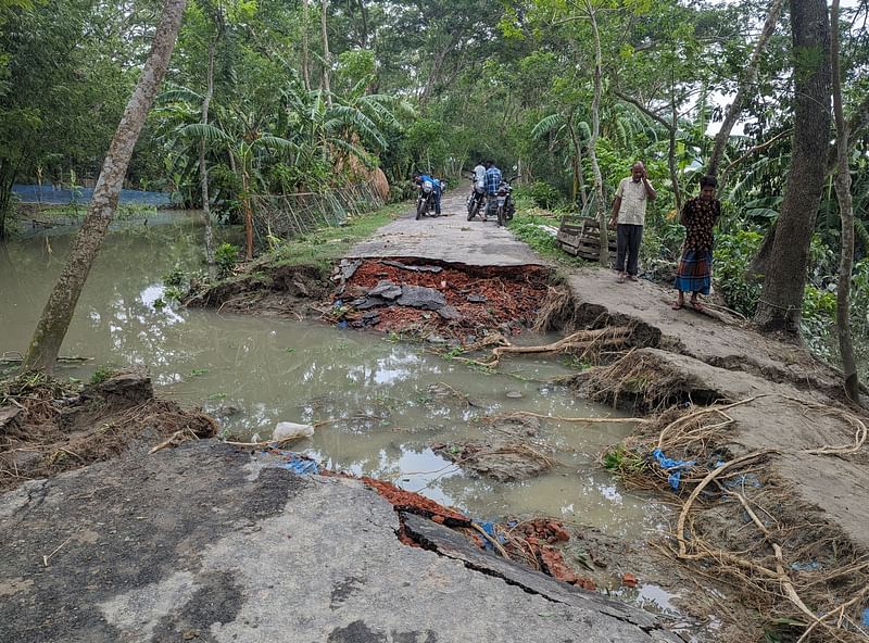 পটুয়াখালীর বাউফল উপেজলার কালাইয়া-ভরিপাশা বন্যা নিয়ন্ত্রণ বাঁধ কাম সড়কের ছয়টি স্থান ভেঙে লোকালয় প্লাবিত হয়েছে। সেই সঙ্গে যানবাহন চলাচলও বন্ধ রয়েছে। আজ দুপুরে ধানদী গ্রামে।