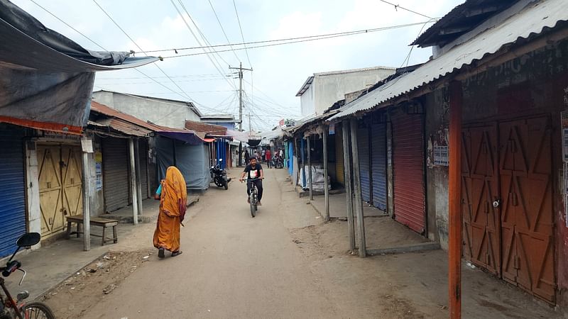 পুঠিয়া উপজেলার ঝলমলিয়া হাটে নির্বাচন–পরবর্তী সহিংসতার জেরে ভয়ে দোকানপাট খোলেননি ব্যবসায়ীরা। বৃহস্পতিবার দুপুরে ঝলমলিয়া হাটে