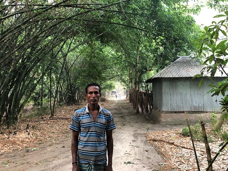 যশোরের অভয়নগর উপজেলার বাঘুটিয়া গ্রামের দিনমজুর হাবিবুর রহমান। রোজগারের একমাত্র সম্বল ঘোড়া হারিয়ে দিশেহারা তিনি। বৃহস্পতিবার সকালে