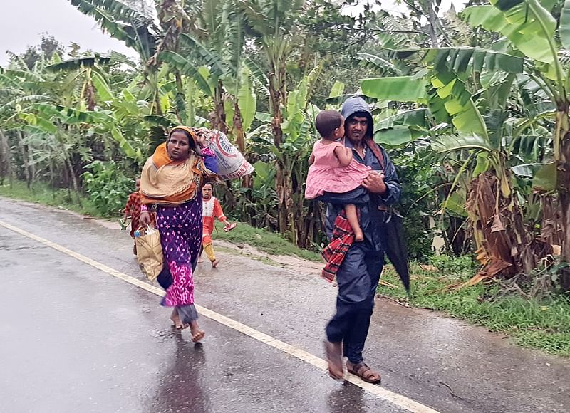 ঘূর্ণিঝড় রিমাল থেকে নিজেদের রক্ষা করতে আশ্রয়কেন্দ্রে ছুটছেন স্থানীয় বাসিন্দারা। আজ রোববার বিকেলে বরগুনা সদরের পোটকাখালী এলাকায়