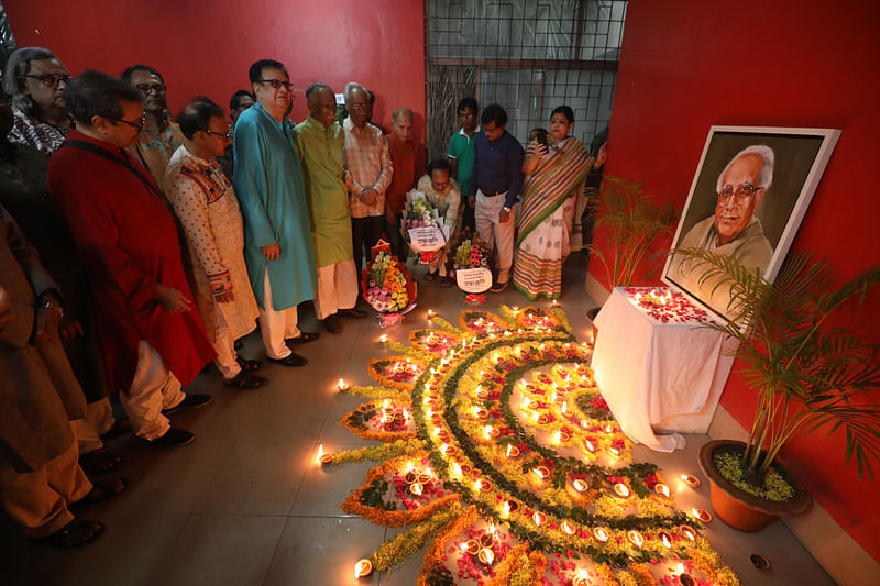 বরেণ্য শিল্পী কলিম শরাফীর জন্মশতবার্ষিকীতে তাঁর প্রতিকৃতিতে শ্রদ্ধা জানানো হয়। উদীচী কেন্দ্রীয় সংসদ শিল্পকলা একাডেমিতে এই জন্মশতবার্ষিকী উদ্‌যাপন অনুষ্ঠানের আয়োজন করে। ঢাকা, ৮ মে