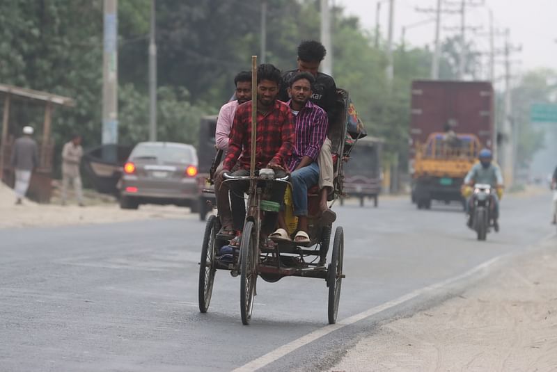 রংপুরে রাতে ও সকালে ঠান্ডা অনুভূত হচ্ছে। গরম জামাকাপড় পড়ে পথে চলাচল করছে মানুষ। আজ সকালে রংপুর নগরের হাসনাবাজার এলাকায়