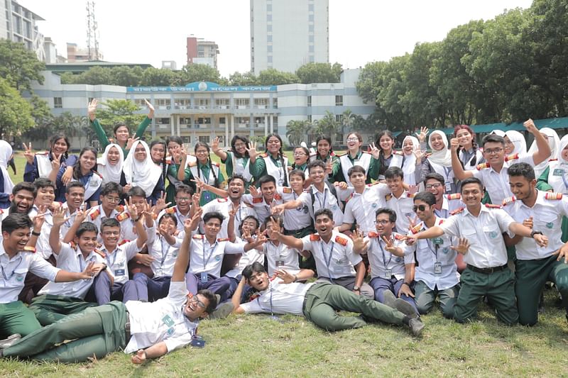 এসএসসি পরীক্ষার ফল প্রকাশের পর রাজউক উত্তরা মডেল কলেজে  শিক্ষার্থীদের উল্লাস। এবার 
বেসরকারি এই প্রতিষ্ঠান থেকে মোট পরীক্ষার্থীর মধ্যে ৯৭ শতাংশের বেশি জিপিএ–৫ পেয়েছে। ঢাকা, ১২ মে