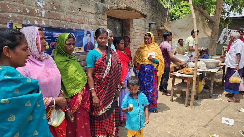 গোদাগাড়ীতে স্থানীয় লোকজন ভোট এলেই জিলাপি উৎসবে মাতেন। এবারও সেটির ব্যত্যয় হয়নি। উৎসবমুখর পরিবেশে ভোট দিয়ে ভোটারদের জিলাপি–মিষ্টি নিয়ে বাড়ি ফিরতে দেখা গেছে। বুধবার দুপুরে হাটগোবিন্দপুর সরকারি প্রাথমিক বিদ্যালয় কেন্দ্রে