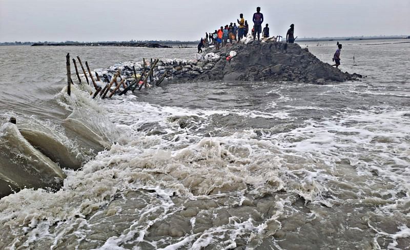 সকাল থেকে স্বেচ্ছাশ্রমের মাধ্যমে বাঁধ মেরামতের চেষ্টা করে এলাকাবাসী। কিন্তু দুপুরে জোয়ারে পুনরায় বাঁধ ভেঙে পানি ঢুকছে লোকালয়ে। আজ বুধবার খুলনার কয়রা উপজেলার দশালিয়া গ্রামে