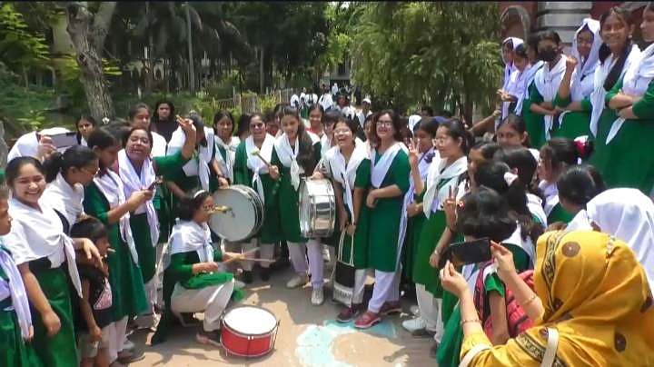 এসএসসির ফল প্রকাশের ময়মনসিংহের বিদ্যাময়ী সরকারি বালিকা উচ্চ বিদ্যালয়ের শিক্ষার্থীদের উল্লাস। রোববার দুপুরে