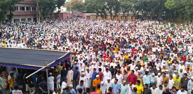 রায়পুরার সেরাজনগর এম এ পাইলট উচ্চবিদ্যালয়ে নিহত ভাইস চেয়ারম্যান প্রার্থী সুমন মিয়ার প্রথম জানাজা অনুষ্ঠিত হয়। বৃহস্পতিবার বিকেলে