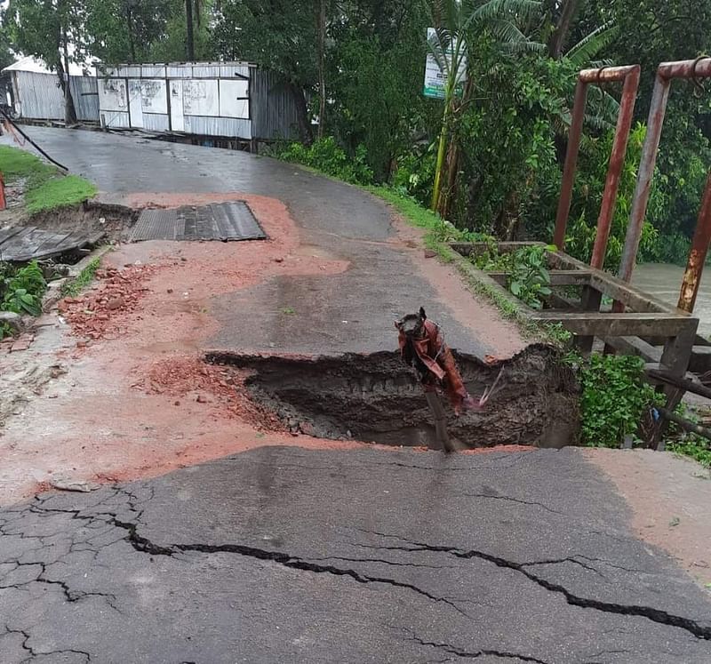 পটুয়াখালী-গলাচিপা সড়কের সুহুরী জলকপাট এলাকার বেড়িবাঁধ ধসে গেছে