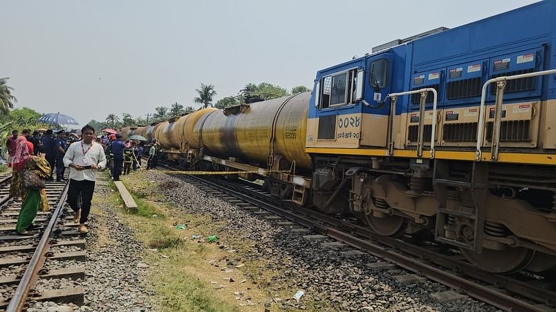 গাজীপুরের জয়দেবপুর স্টেশনের আউটার সিগন্যালে আজ শুক্রবার দুই ট্রেনের মুখোমুখি সংঘর্ষ হয়