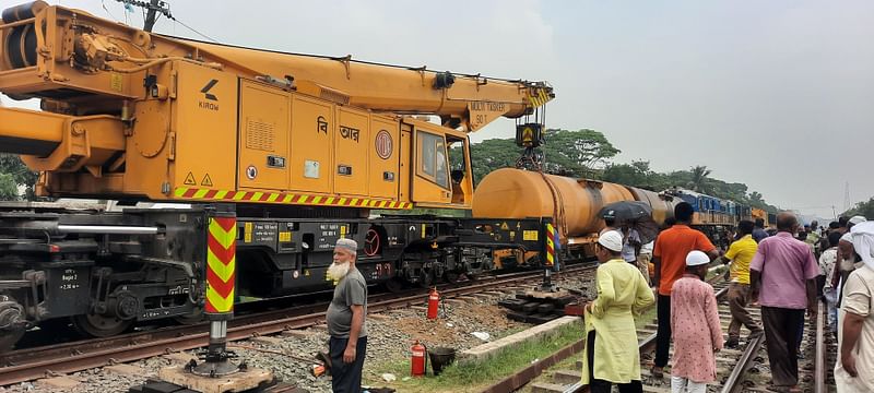 গাজীপুরে দুই ট্রেনের সংঘর্ষের ঘটনায় উদ্ধারকাজ চলছে