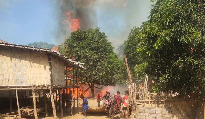 বান্দরবানের থানচির থুইসাপাড়ায় আগুন নেভাতে কাজ করছেন বিজিবি সদস্যরা