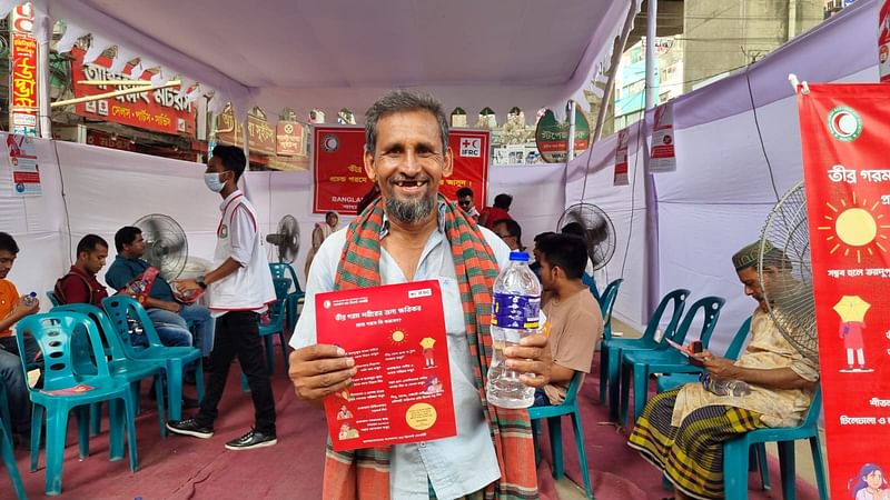 প্রচণ্ড গরমে একটু জিরাতে, তেষ্টা মিটাতে শ্রমজীবী মানুষদের আশ্রয়স্থল রেড ক্রিসেন্টের এই বিশ্রামাগার