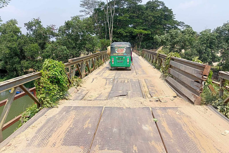 ১৯৫২ সালের নির্মিত শুভপুর সেতু যুদ্ধের স্মৃতি বহন করে আজও টিকে আছে। সম্প্রতি চট্টগ্রামের মিরসরাইয়ের শুভপুর এলাকায়