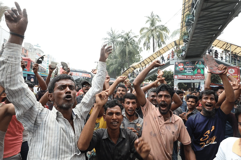 রোবরার ঢাকার মিরপুরে অটোরিকশাচালকেরা রাস্তা আটকে বিক্ষোভ  করেন।