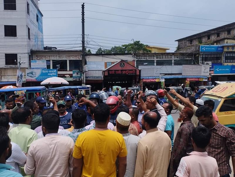 সুনামগঞ্জে জাতীয়তাবাদী যুবদলের মিছিলে বাধা দেয় পুলিশ। শনিবার দুপুরে শহরের পুরাতন বাসস্ট্যান্ড এলাকায়