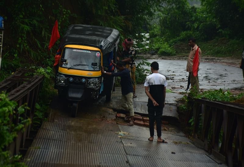 বান্দরবান-রুমা-থানচি সড়কের লাইমি পাড়ায় বেইলি সেতুটি দেবে যাওয়ায় বান্দরবান থেকে রুমা ও থানচির পথে ভারী যানবাহন চলাচল বন্ধ রয়েছে। ভাঙা সেতুতে এইকটি টেম্পো ঝুঁকি নিয়ে পার হচ্ছে। আজ দূপুর ১টায়। মংহাইসিং মারমা।