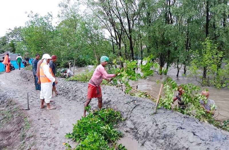 ঘূর্ণিঝড় রিমালের প্রভাবে নদীতে জোয়ারের পানি বাড়ায় নিচু বাঁধ উপচে লোকালয়ে পানি প্রবেশ করে। জোয়ার শেষে নদীতে ভাটার টান লাগতেই বাঁধ মেরামতে স্বেচ্ছায় কাজ করছেন স্থানীয় মানুষ। সোমবার বিকেলে খুলনার কয়রা উপজেলার শাকবাড়িয়া নদীর বাঁধে