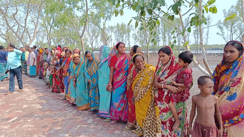 খুলনার কয়রায় ক্ষতিপূরণের দাবিতে মানববন্ধন করেছেন জমির মালিকেরা। আজ শুক্রবার সকাল ১০টায় উপজেলার শাকবাড়িয়া নদী তীরবর্তী হরিহরপুর গ্রামে