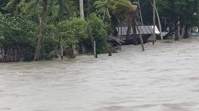 মোরেলগঞ্জ উপজেলার বহরবুনিয়া এলাকার পানগুছি নদীর তীরের আশপাশের বহু বাড়িঘর পানিতে তলিয়ে গেছে। আজ সোমবার সকালের চিত্র