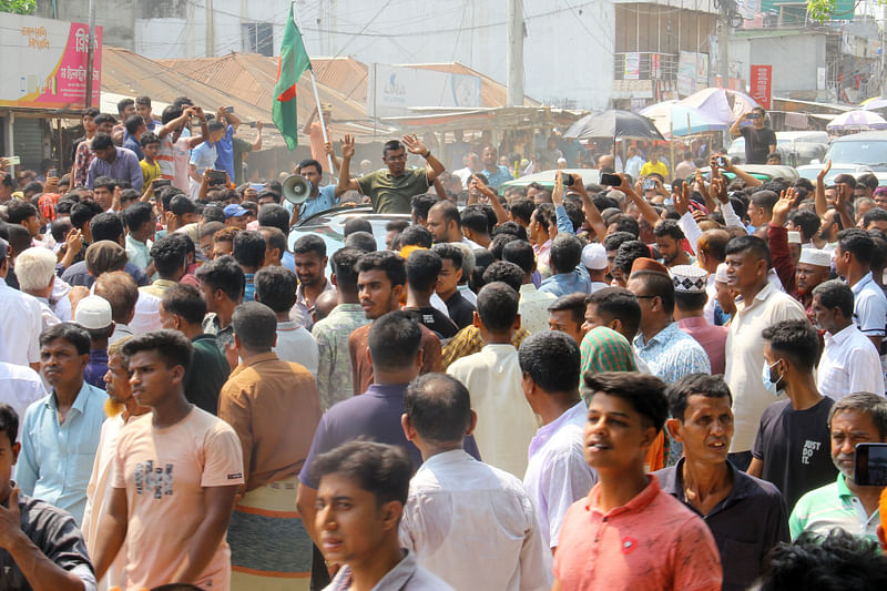 পাবনার সুজানগর উপজেলা পরিষদ নির্বাচনে চেয়ারম্যান প্রার্থী শাহিনুজ্জামানকে আজ মঙ্গলবার দুপুরে ছেড়ে দেয় র‍্যাব। পরে তিনি সুজানগর ফিরে আসেন