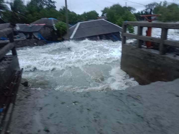 দাকোপ উপজেলার কামিনীবাসিয়া পুরাতন পুলিশ ক্যাম্পের পাশে  বাঁধ ভেঙে লোকালয়ে পানি ঢুকছে