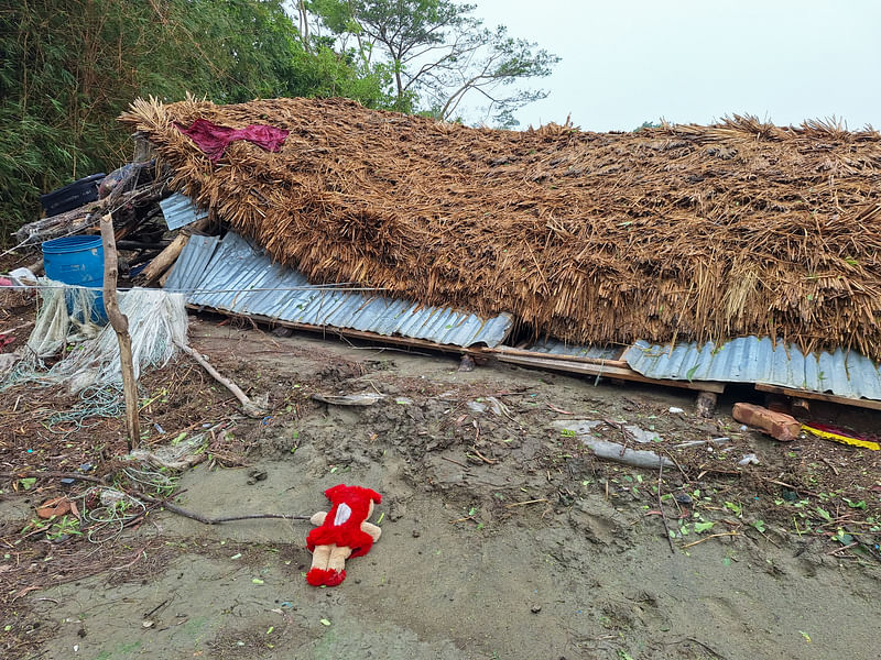 ঝড়ের রাতে মুসা–তানিয়া দম্পত্তি সাইক্লোন সেন্টারে তাঁদের সন্তানদের নিয়ে অবস্থান নেয়। পরে সাইক্লোন সেন্টার থেকে ফিরে এসে দেখেন তাঁদের বসতবাড়িটি বিধ্বস্ত অবস্থায় পড়ে আছে। কলাপাড়া উপজেলার কাউয়ারচরে