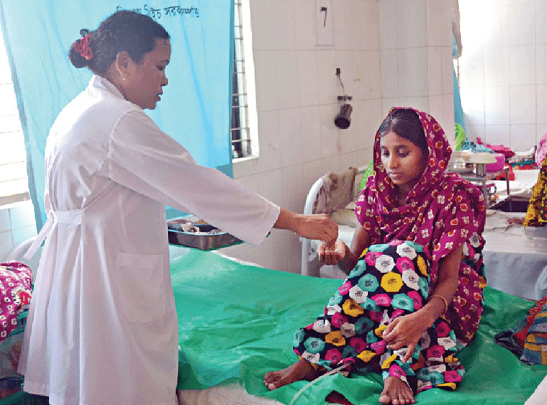 জাতীয় ফিস্টুলা কেন্দ্রে প্রসবজনিত ফিস্টুলায় আক্রান্ত এক নারীকে চিকিৎসাসেবা দেওয়া হচ্ছে।