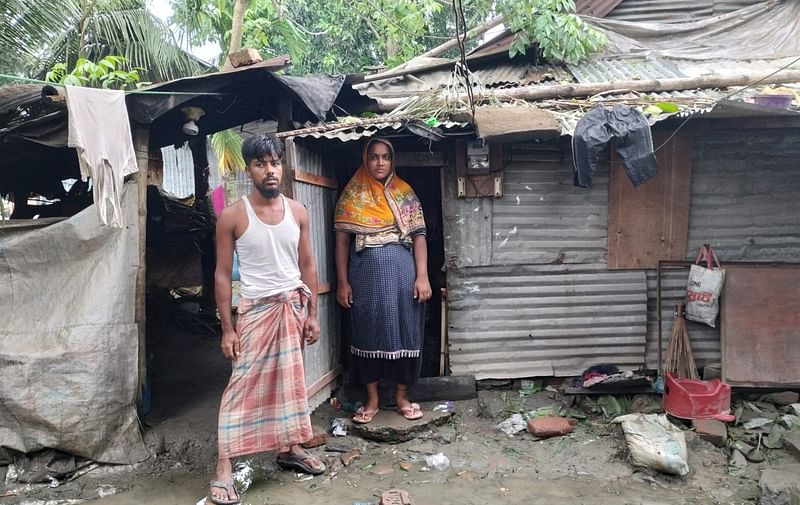 ঘর পানিতে ডুবে ছিল তিন দিন। আজ পানি নেমেছে। কিন্তু দিশেহারা মানুষ কী করবেন ভেবে পাচ্ছেন না। মঙ্গলবার বিকেলে বরিশাল নগরের পলাশপুর গুচ্ছগ্রামে