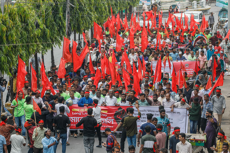 বাংলাদেশ ট্রেড ইউনিয়ন কেন্দ্র (টিইউসি) চট্টগ্রাম আয়োজিত মিছিলে অংশ নেন বিভিন্ন পেশার শ্রমজীবীরা। বুধবার বেলা ১১টায় চট্টগ্রাম নগরের নিউমার্কেট এলাকায়