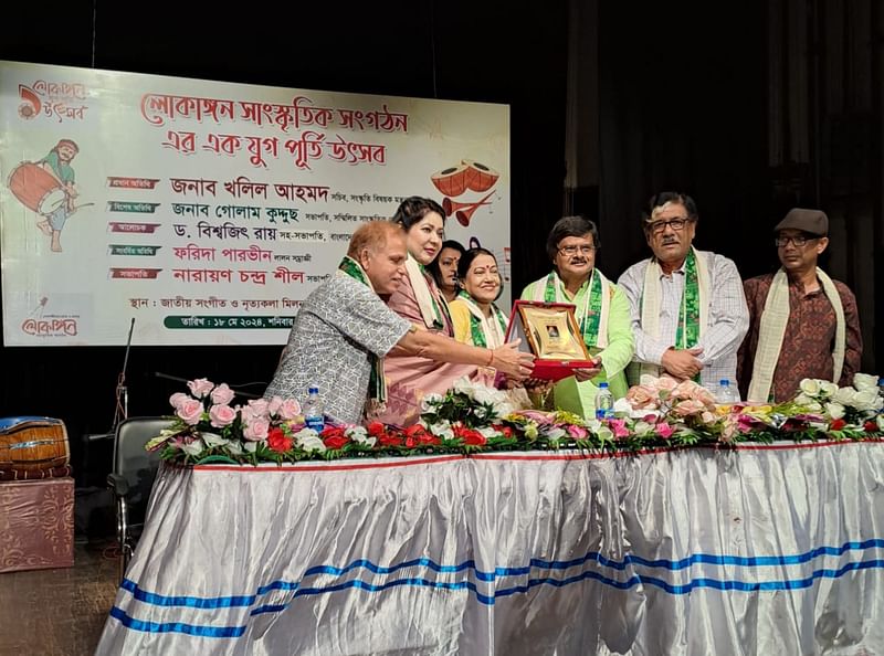 সাংস্কৃতিক সংগঠন লোকাঙ্গনের এক যুগ পূর্তি অনুষ্ঠানে বিশিষ্ট সংগীতশিল্পী ফরিদা পারভীনকে সংবর্ধনা দেওয়া হয়। ঢাকা, ১৮ মে