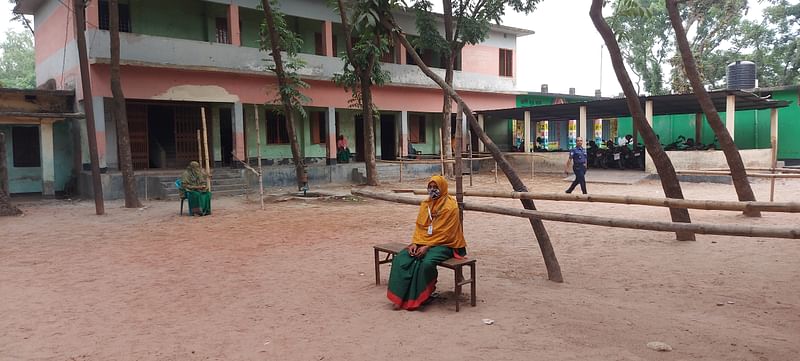 ফাঁকা মাঠে পুলিশ ও আনসার বাহিনীর সদস্যরা অলস সময় পার করছেন। আজ বুধবার সকাল ১০টার দিকে ঠাকুরগাঁওয়ের বালিয়াডাঙ্গী উপজেলার কালমেঘ আর আলী স্কুল অ্যান্ড কলেজ কেন্দ্রে