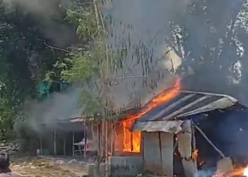 খাগড়াছড়ির দীঘিনালার মেরুং ইউনিয়নের কাঠাঁলবাগান এলাকায় আগুনে পুড়েছে ২১টি দোকান। আজ বেলা সাড়ে ১২টায়